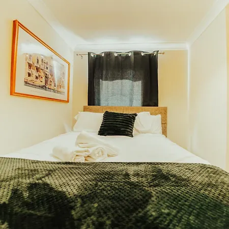 Luxury Riverview 2Bed Apt- 5 Mins From Excel London, Canary Wharf, 02 Arena - Free Parking - Playstation 4 Provided